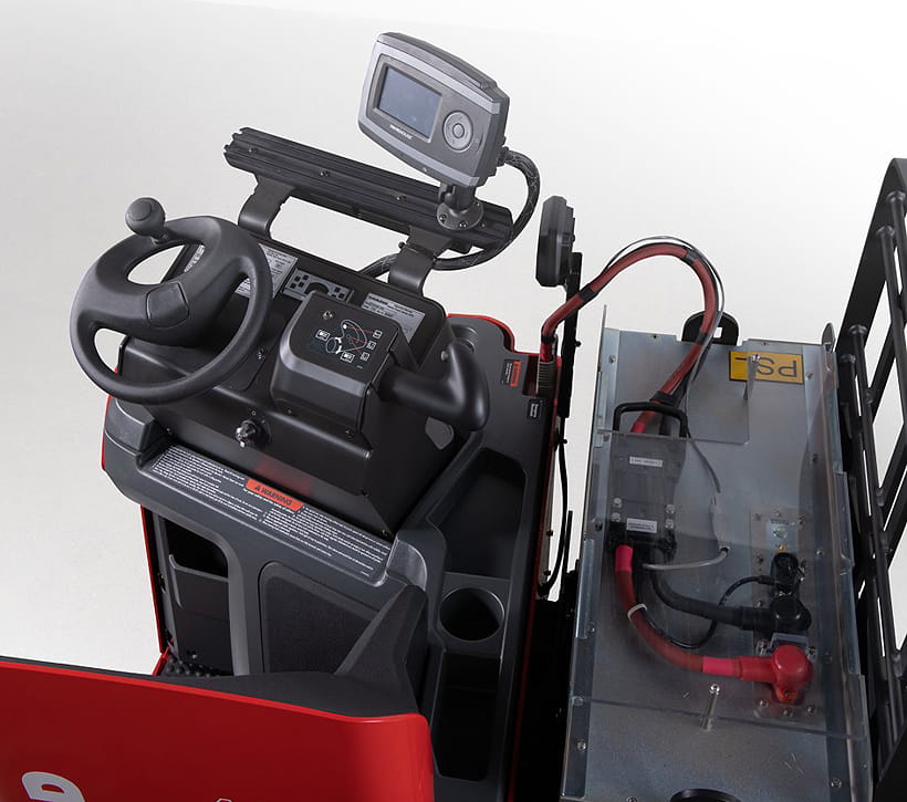 Raymond 8910 End Rider Pallet Truck, Roomy operator compartment