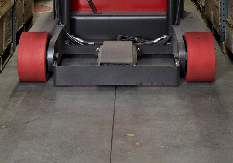 Raymond 9000 Series Swing Reach Truck Wire Guidance Feature